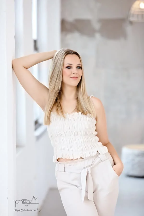 Minimalista fehér glamour portré fotó